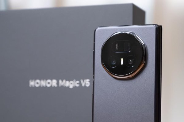 嘉信资本 荣耀Magic V5 测评：AI折叠屏手机，轻薄、性能与影像新标杆