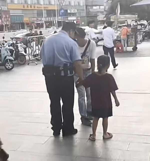 财富家 南宁一地铁口小孩被人抱走姐姐坐地大哭? 当地辟谣: 是小女孩不知怎么回家求助
