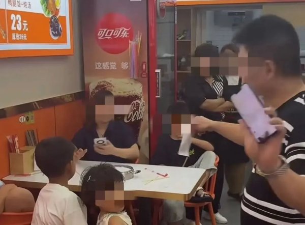 融券通 “3女带4孩续面”事件双方已和解，老板称一人一面仍可无限续：视频给孩子造成了影响